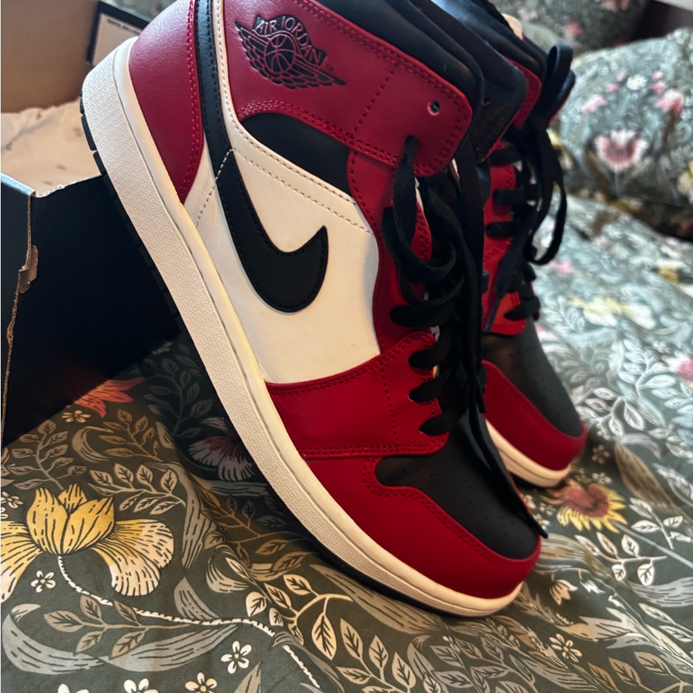 Nike Air Jordan 1 mid Chicago Black Toe